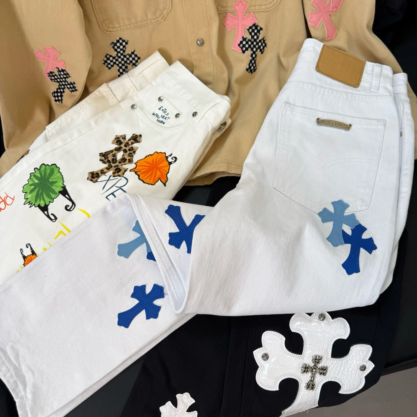 P230 Style number: D306 Chrome Hearts white and blue leather jeans Size: 28-34 corresponding to S-XL Color: White Size: S-XL (corresponding to 28 30 32 34) 28 30 32 34 Size S M L XL Length 101 102 103 104 Hips 110 114 118 122 Waist circumference 86 90 94 98 (There is an error of 1~3cm due to manual measurement)